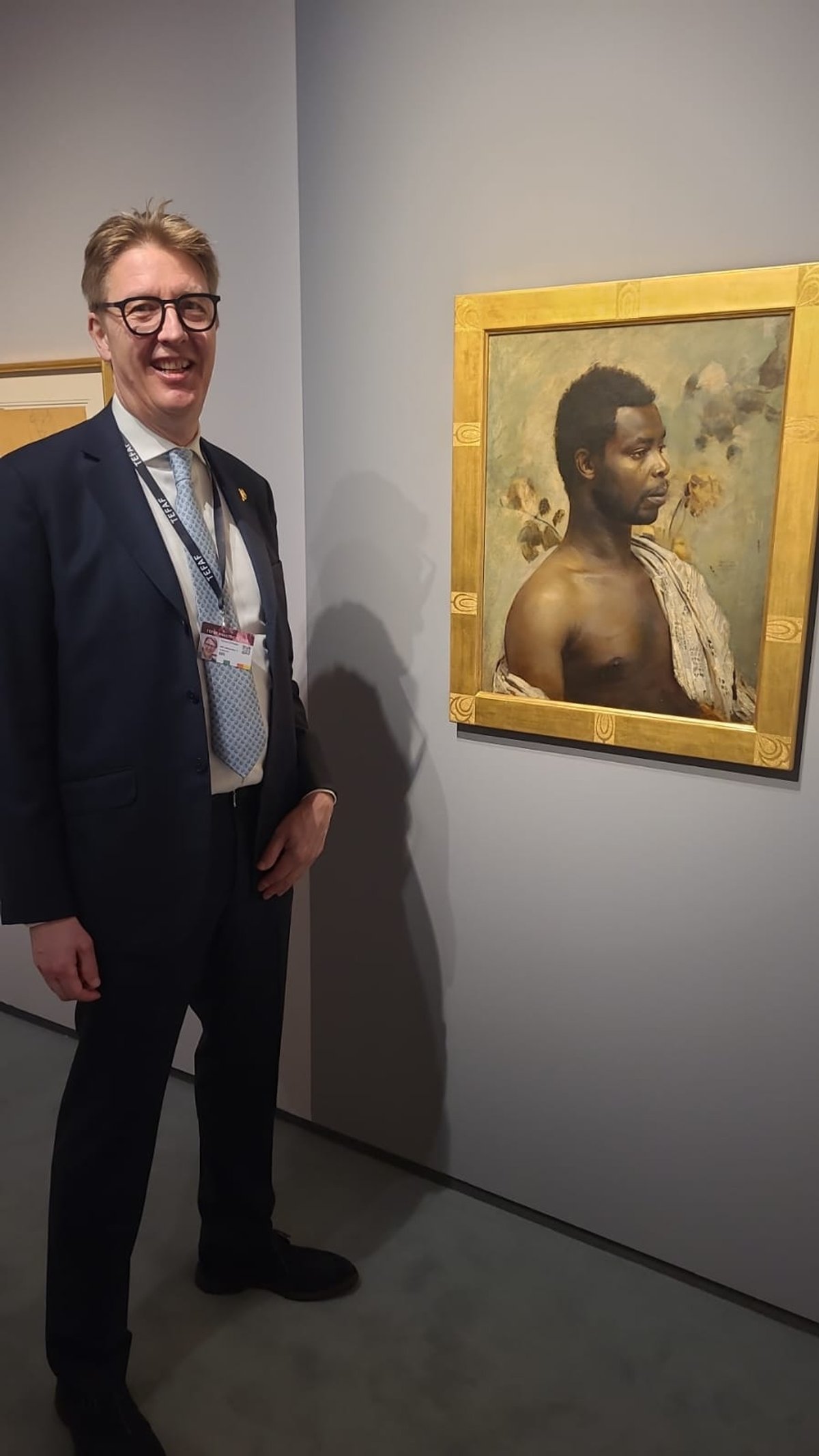 Ebi Kohlbacher près du tableau de Gustav Klimt, Prince William Nii Nortey Dowuona, 1897. Photo A.C.