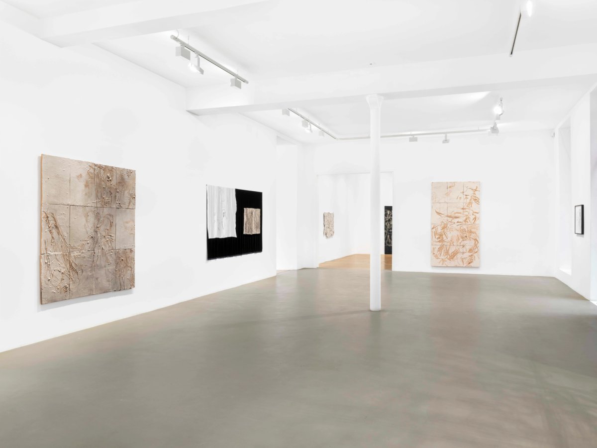 « Nick Mauss, Close-fitting Night », vue d'exposition, Galerie Chantal Crousel, Paris (2024). Courtoisie de l'artiste et de la Galerie Chantal Crousel. Photo : Martin Argyroglo.