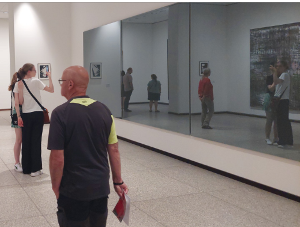 Des visiteurs prenant des selfies devant Grauer Spiegel de Gerhard Richter (2019), Neue Nationalgalerie, Berlin, 2023. © D.R.