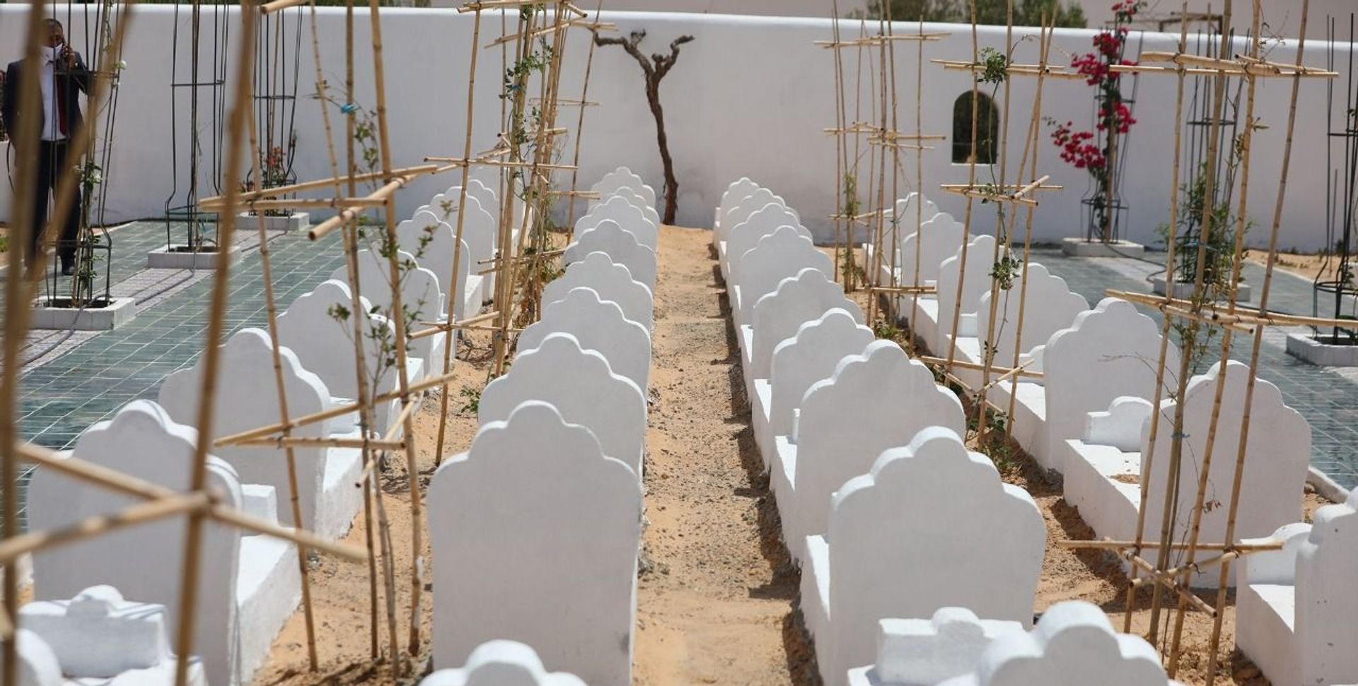 Le Jardin d’Afrique à Zarzis, en Tunisie, dénonce l’attitude des instances internationales restées indifférentes au sort tragique des migrants. Courtesy of Rachid Koraïchi