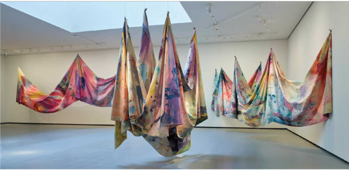 Vue d’installation des œuvres de Sam Gilliam dans l’exposition « La Couleur en fugue », Fondation Louis-Vuitton, Paris, 2022.
De gauche à droite : Carousel Merge (vue partielle), 1971, acrylique et poudre d’aluminium sur toile (pour toutes les œuvres), Walker Art Center, Minneapolis ; Carousel, 1970, Madison Museum of Contemporary Art, Madison ; Carousel Form II, 1969, Speed Art Museum, Louisville. © Sam Gilliam. Courtesy Fondation Louis-Vuitton.
Photo Marc Domage