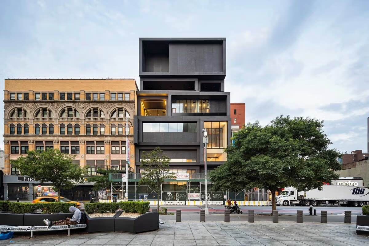 Le Studio Museum à Harlem rouvrira ses portes à l'automne, après d'importants travaux de rénovation. Le musée, que l'on voit ci-dessus dans sa nouvelle incarnation sur son ancien site de West 125th Street, possède plus de 9 000 œuvres dans ses réserves. Albert Vecerka/Esto