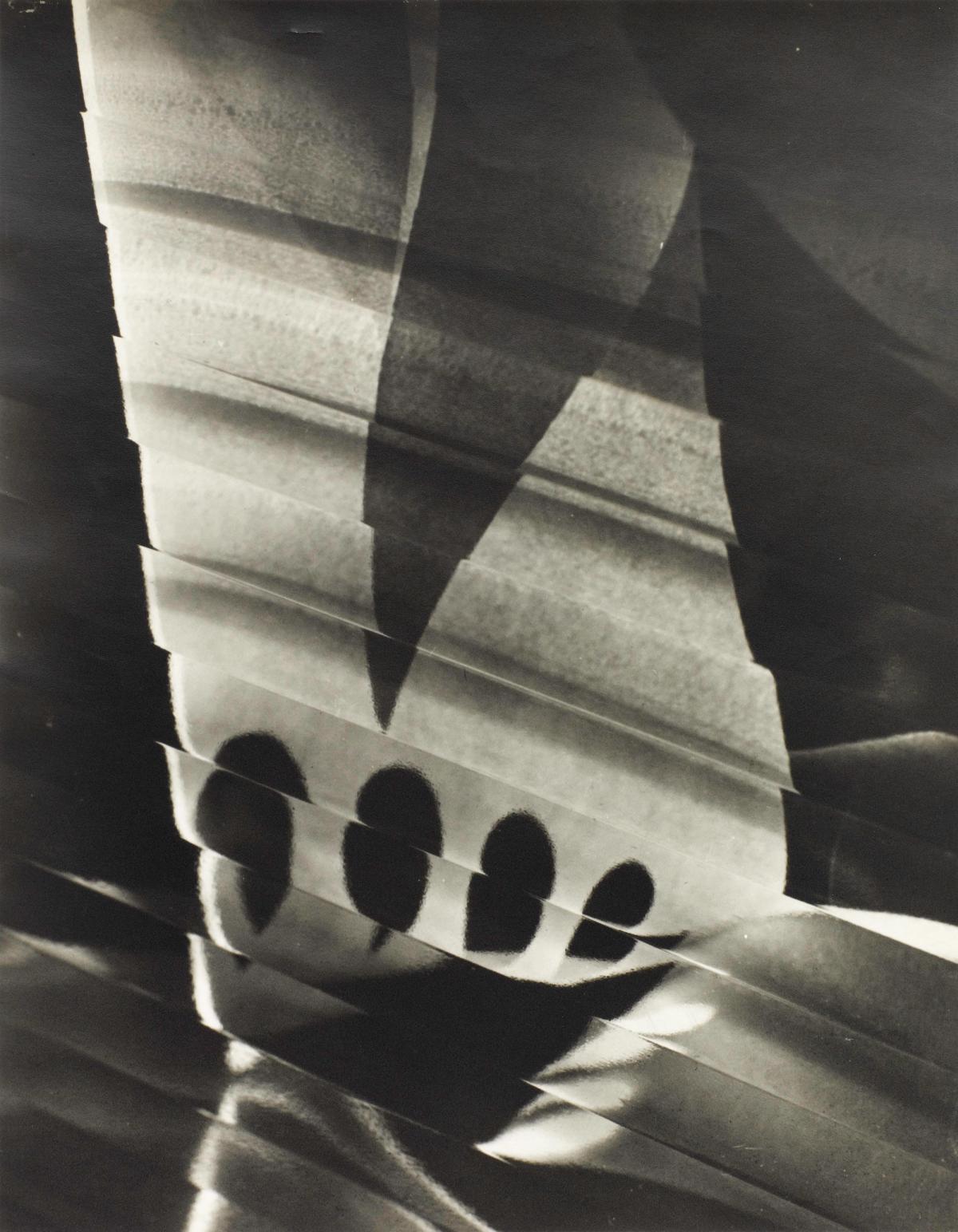 Carlotta Corpron, Light, White Paper, and Glass (Lumière, papier blanc, et verre), vers 1944, épreuve gélatino-argentique. © Collection Centre Pompidou, Paris, Musée national d’art moderne - Centre de création industrielle