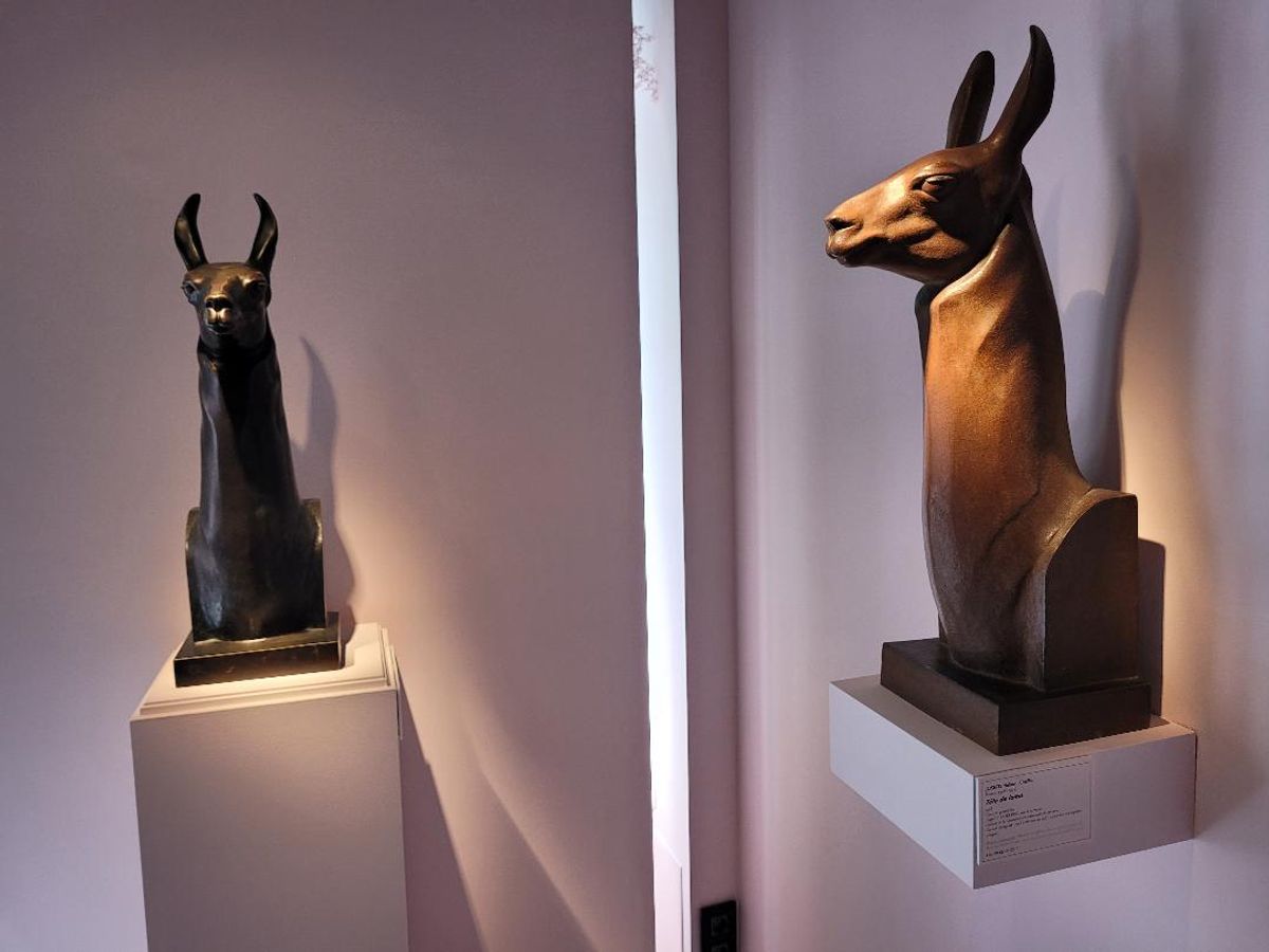 Josette Hébert-Coëffin, Tête de lama, version en bronze (à gauche) et en grès, 1943. Courtesy Galerie Xavier Eeckhout