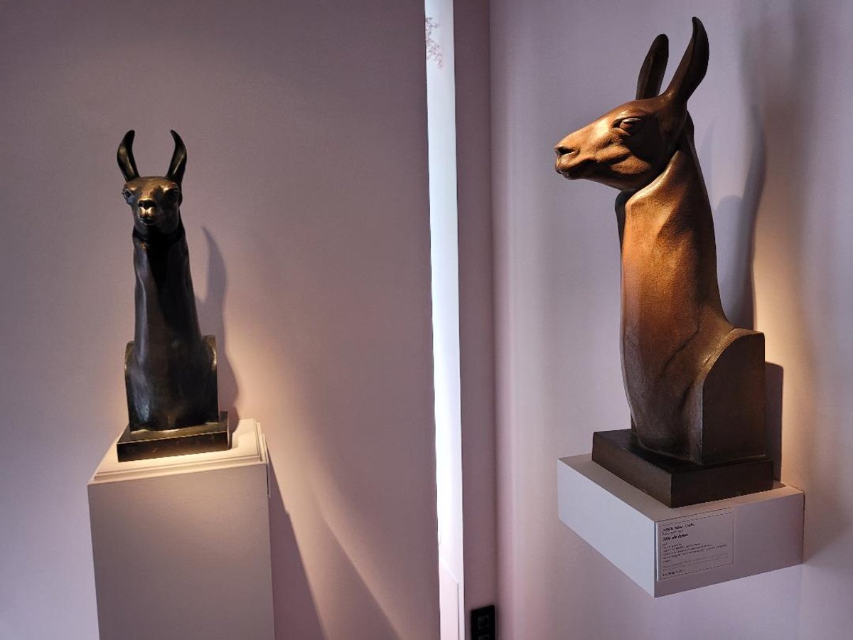 Josette Hébert-Coëffin, Tête de lama, version en bronze (à gauche) et en grès, 1943. Courtesy Galerie Xavier Eeckhout