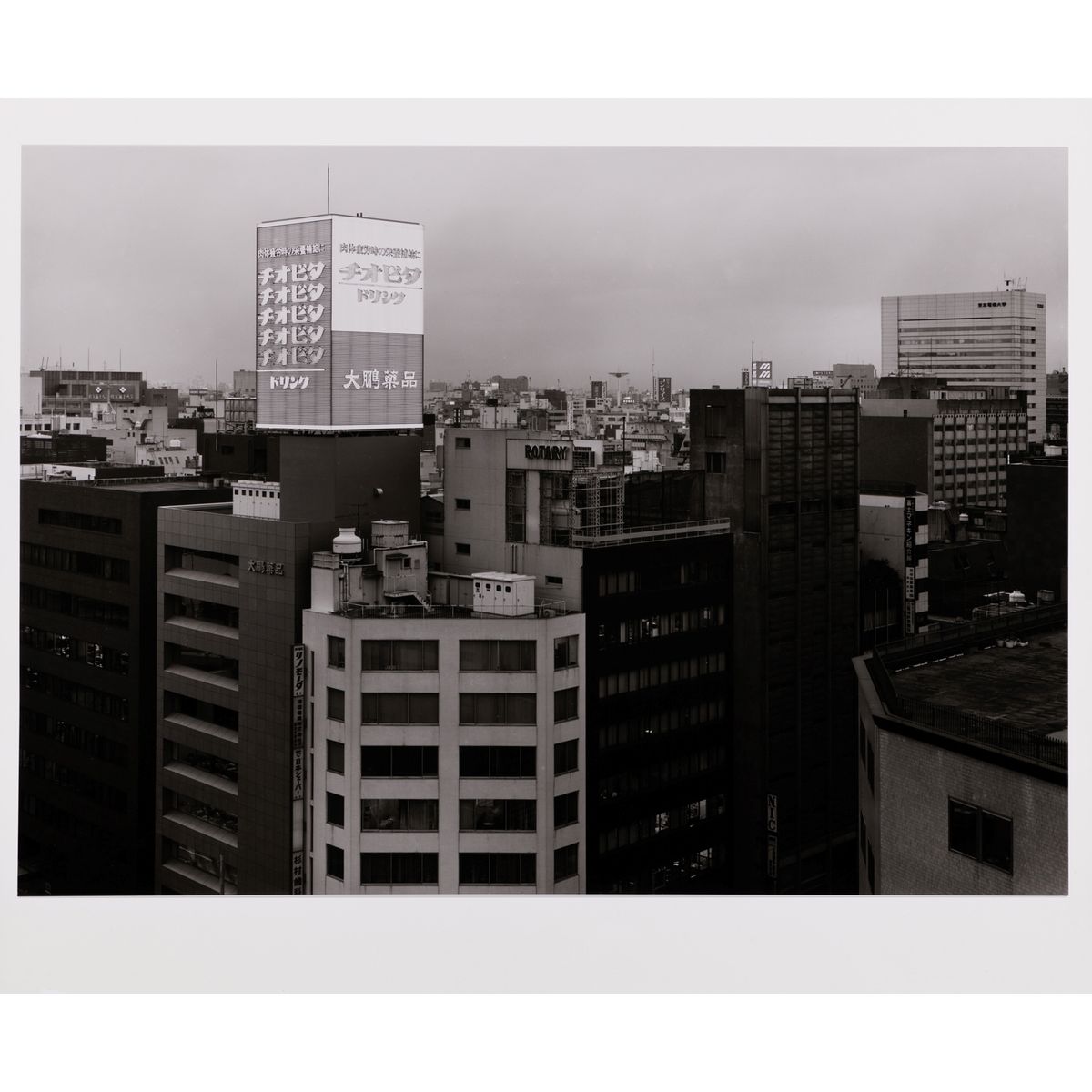 Thomas Struth, Twilight in Marunouchi, Tokyo, 1989 – 1990. © Xavier Defaix. Courtesy Piasa