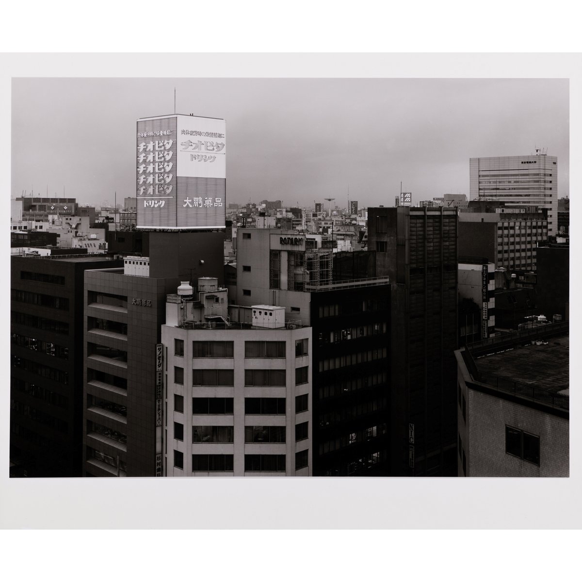 Thomas Struth, Twilight in Marunouchi, Tokyo, 1989 – 1990. © Xavier Defaix. Courtesy Piasa