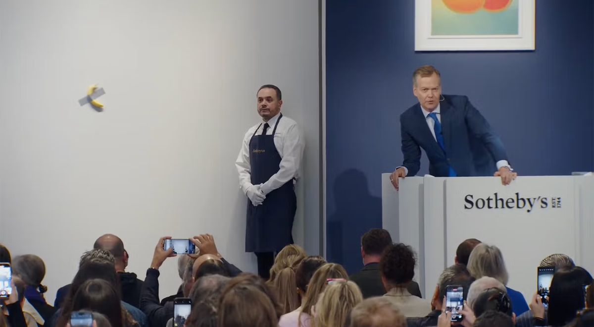 Oliver Barker, auctioneer chez Sotheby’s, ouvre les enchères sur Comedian (2019) de Maurizio Cattelan. Capture d’écran de YouTube