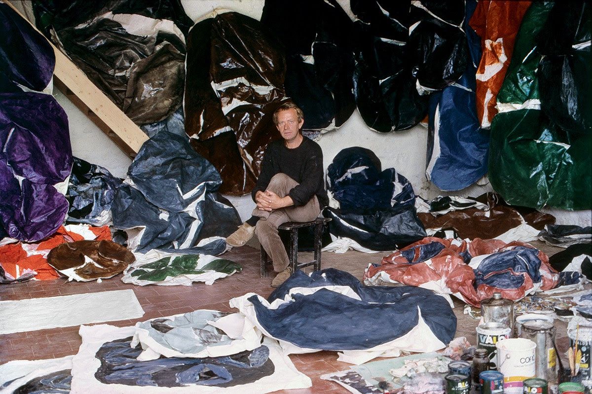 Simon Hantaï dans son atelier, à Meun, France,  1967. © Archives Simon Hantaï/ADAGP, Paris.  Photo : Édouard Boubat