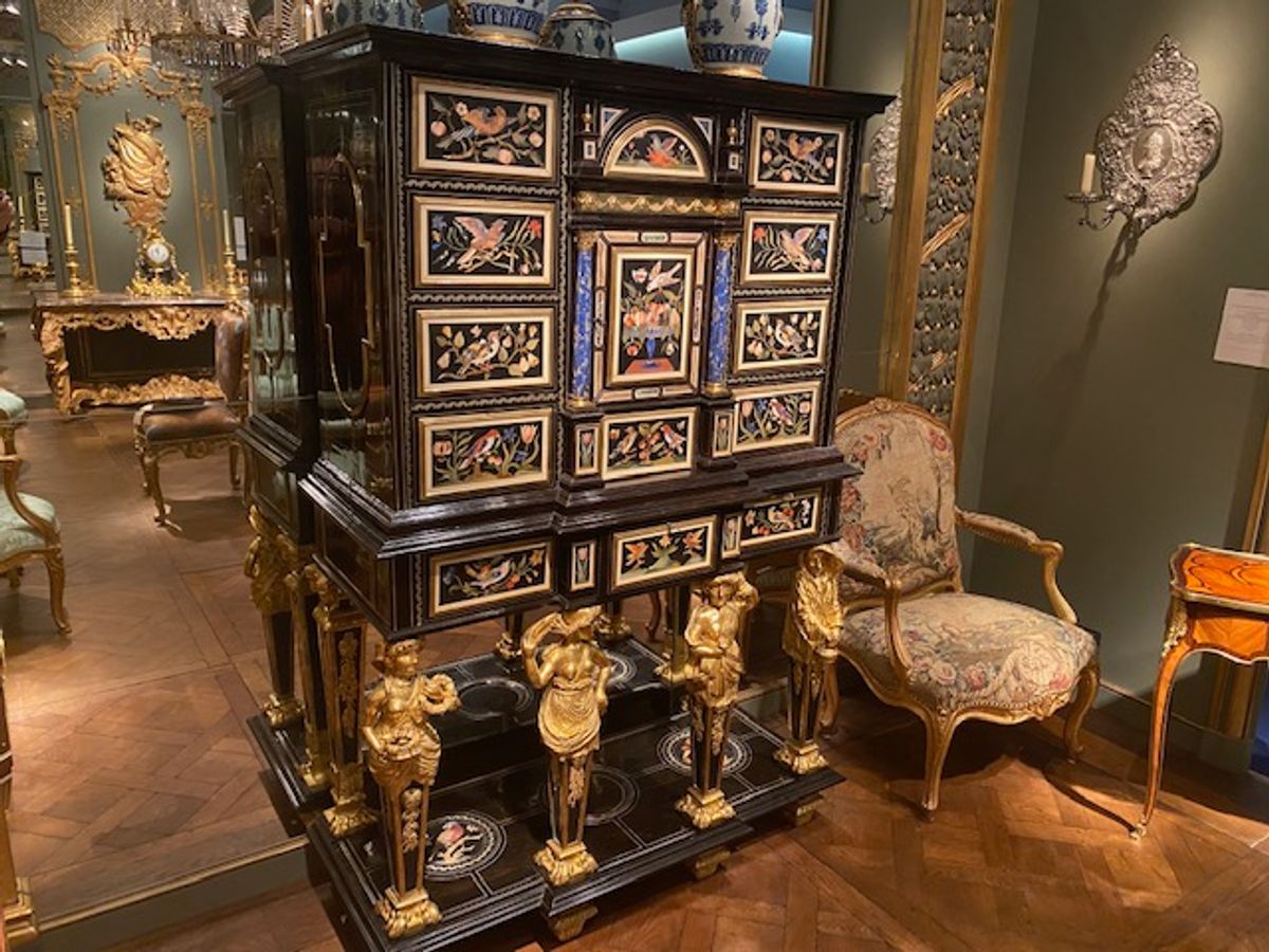 Cabinet en pietra dura, France, seconde moitié du XVIIe siècle, 180 x 119 x 52 cm. Courtesy Galerie Léage