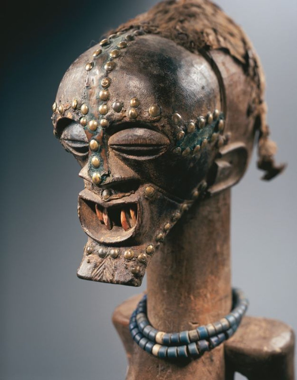 Figure masculine nkishi, République démocratique du Congo, Kasaï oriental, Songye, XIXe-XXe siècle, bois, métal, corne, peaux et dents animales clous et perles de verre. © Courtesy de la galerie Jacques Germain, Montréal. Photo Hughes Dubois