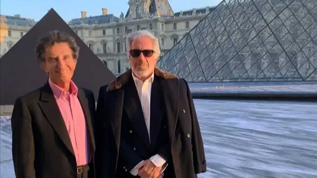 Jack Lang et Jeffrey Epstein posant devant la Pyramide du Louvre, image extraite des documents du dossier Epstein publiés par la justice américaine. Photo : US Department of Justice