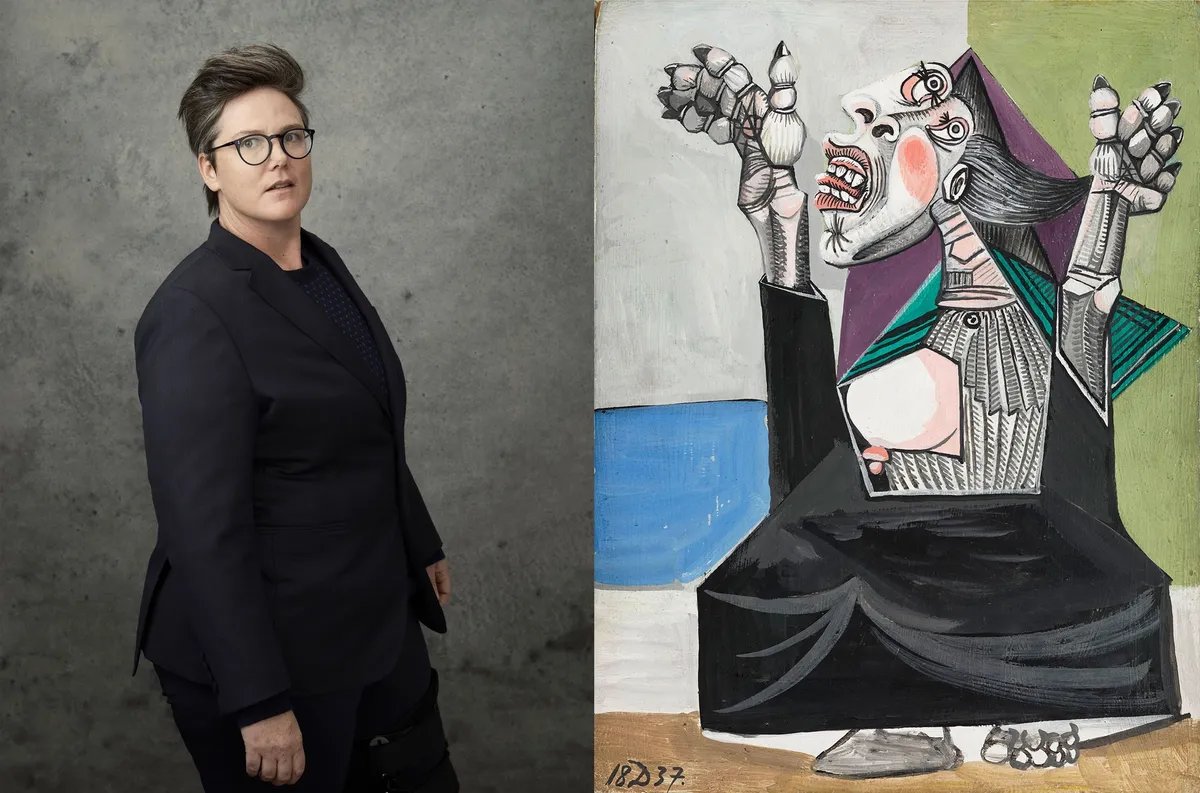 La comédienne Hannah Gadsby, co-commissaire de l'exposition « It’s Pablo-matic : Picasso According to Hannah Gadsby » au Brooklyn Museum, où est présentée notamment La Suppliante (1937). Photo : Ben King. Musée national Picasso Paris © 2023 Estate of Pablo Picasso / ARS, NY ; Photo : Mathieu Rabeau © RMN-Grand Palais, Art Resource, NY