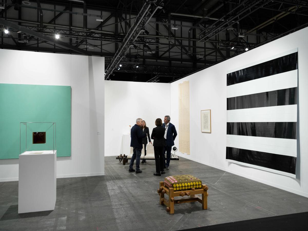 Stand de la galerie parisienne Loevenbruck sur Art Genève 2025. Photo : Julien Gremaud