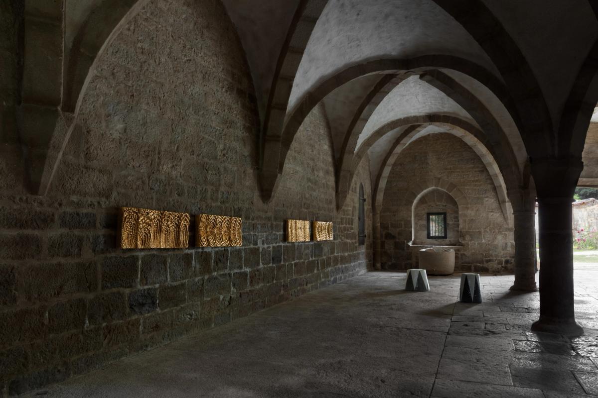 Johan Creten, vue de l’exposition « Le Coeur qui déborde », ensemble de sculptures en grès émaillé. © Creten Studio et Gerrit Schreurs / Centre des monuments nationaux