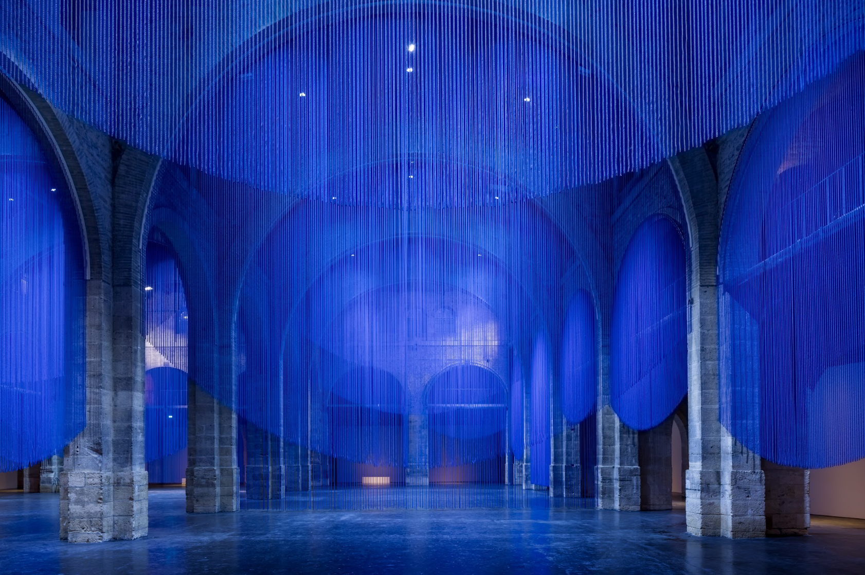 Vue de l'installation « Retenue » de Kapwani Kiwanga dans la grande nef du CAPC de Bordeaux. Photo  : Arthur Pequin