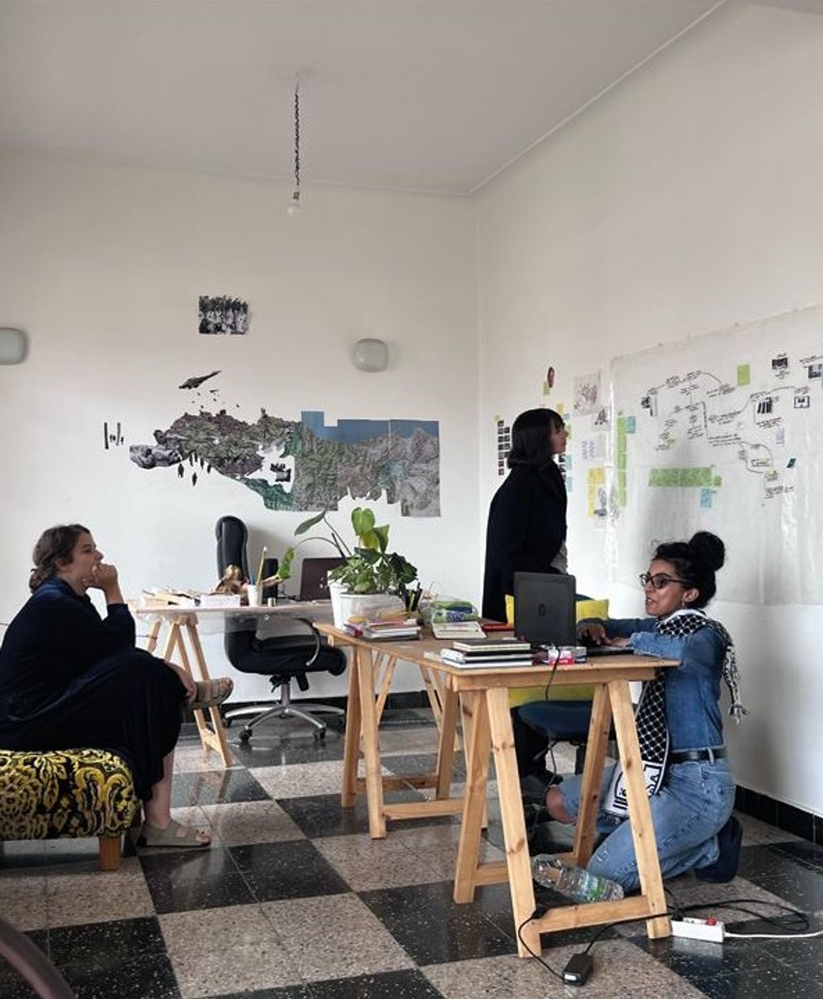 Visite de studio avec Bouchra Khalili, Oumayma Abouzid Souali et Oumaima Abaraghe, résidence Daret, Casablanca, 2024. Courtesy de Daret