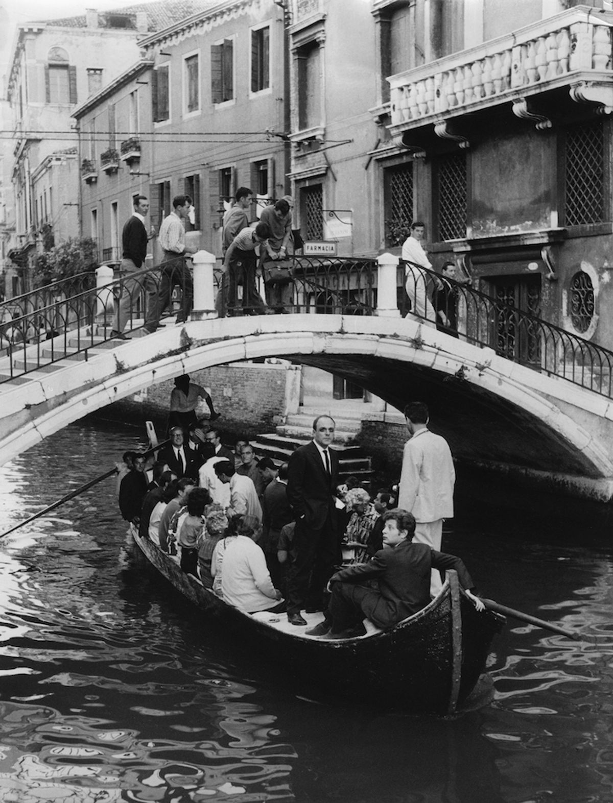 L’Enterrement de la Chose de Tinguely, happening de Jean-Jacques Lebel, Venise, 14 juillet 1960. © Cameraphoto, Venizia, The Getty Research Institute, Research Library, Fonds Allan Kaprow/Archives Lebel