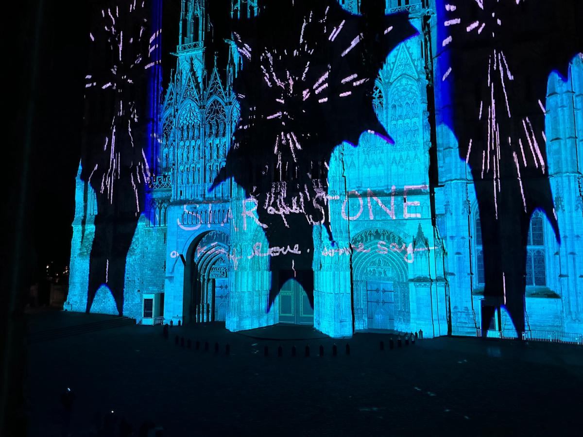 Cathédrale de Lumière 2024 : spectacle de Bob Wilson sur la façade de la cathédrale de Rouen dans le cadre du Festival Normandie Impressionniste. Photo : Philippe Régnier