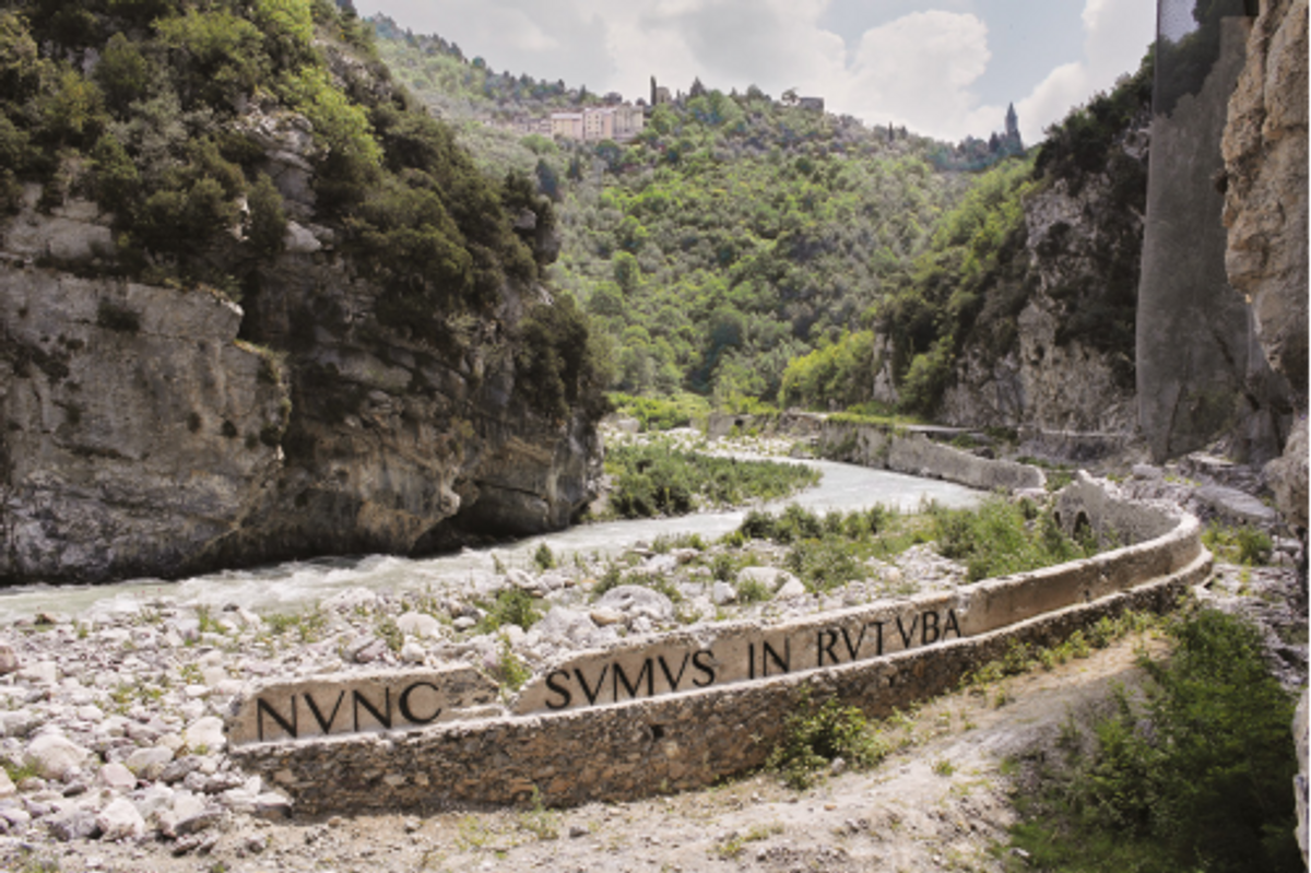 Stéphanie Nava, Lettres tombées à Nocé, 2023, installation in situ. © D.R.