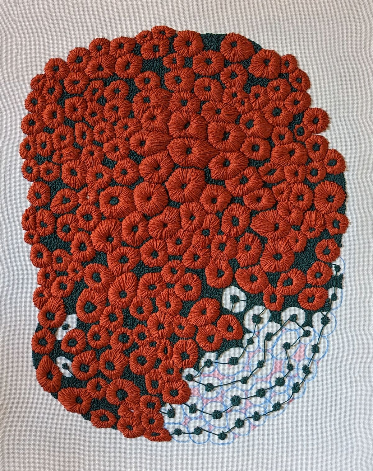 Jérémy Gobé, Corail Artefact, 2023, laine brodée à l’aiguille sur tissu. © Biennale Amour Vivant