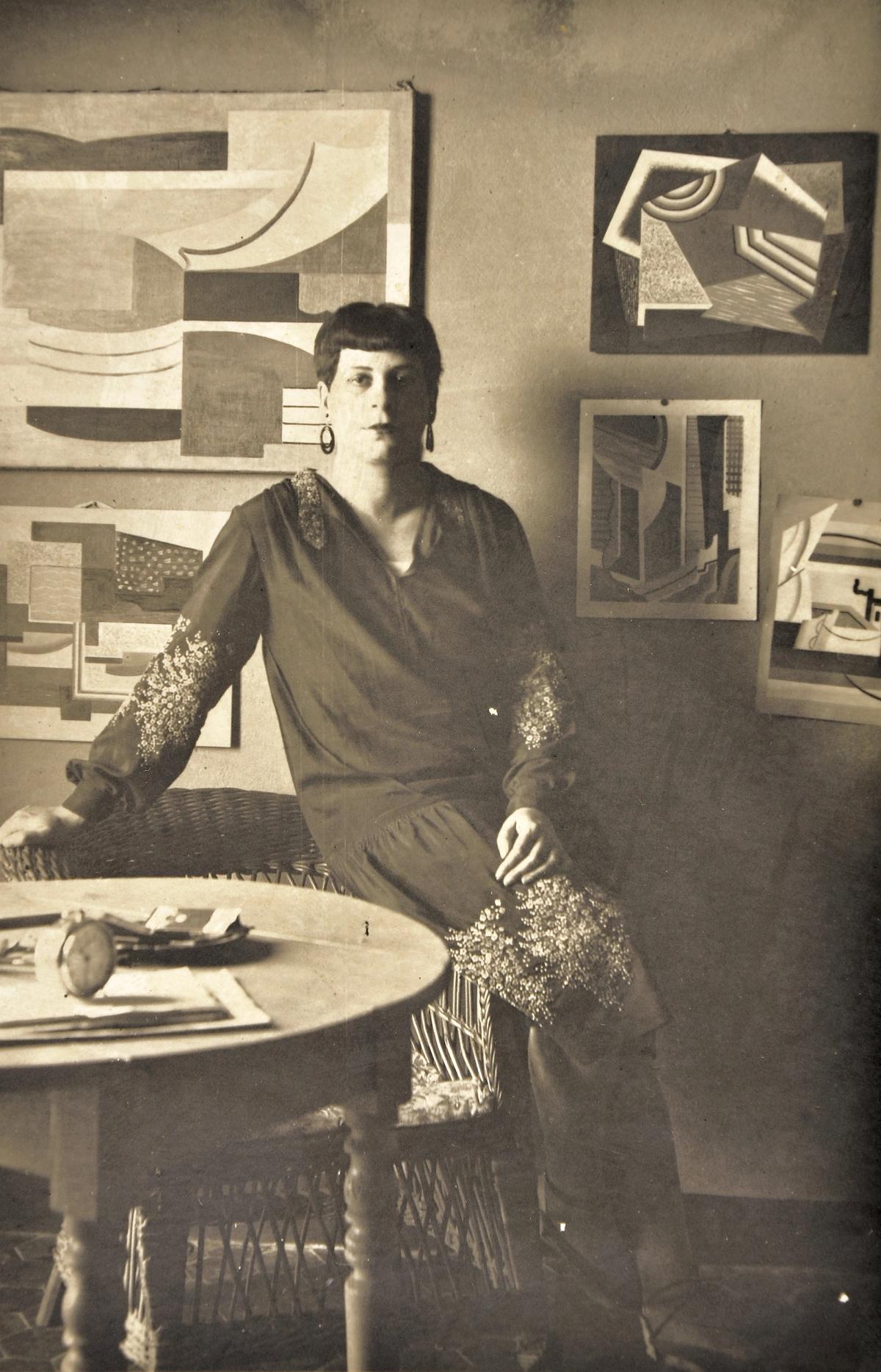 Florence Henri dans son atelier, Saint-Tropez, été 1926. © Galleria Martini & Ronchetti, courtesy Archives Florence Henri