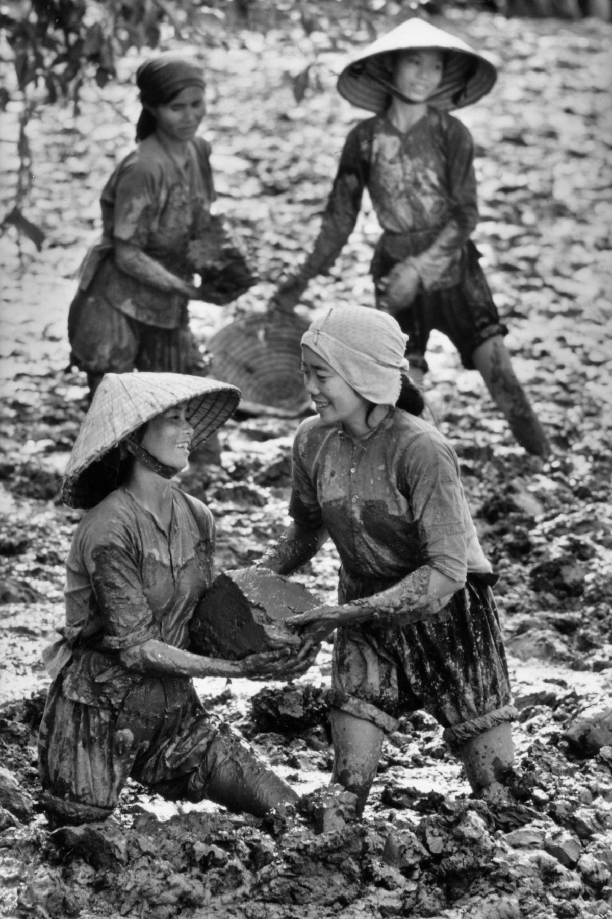 Marc Riboud, Femmes travaillant à mains nues pour dégager un canal embourbé, Nord Vietnam, 1969, photographie argentique.
© Fonds Marc Riboud. Courtesy du musée national des Arts asiatiques – Guimet