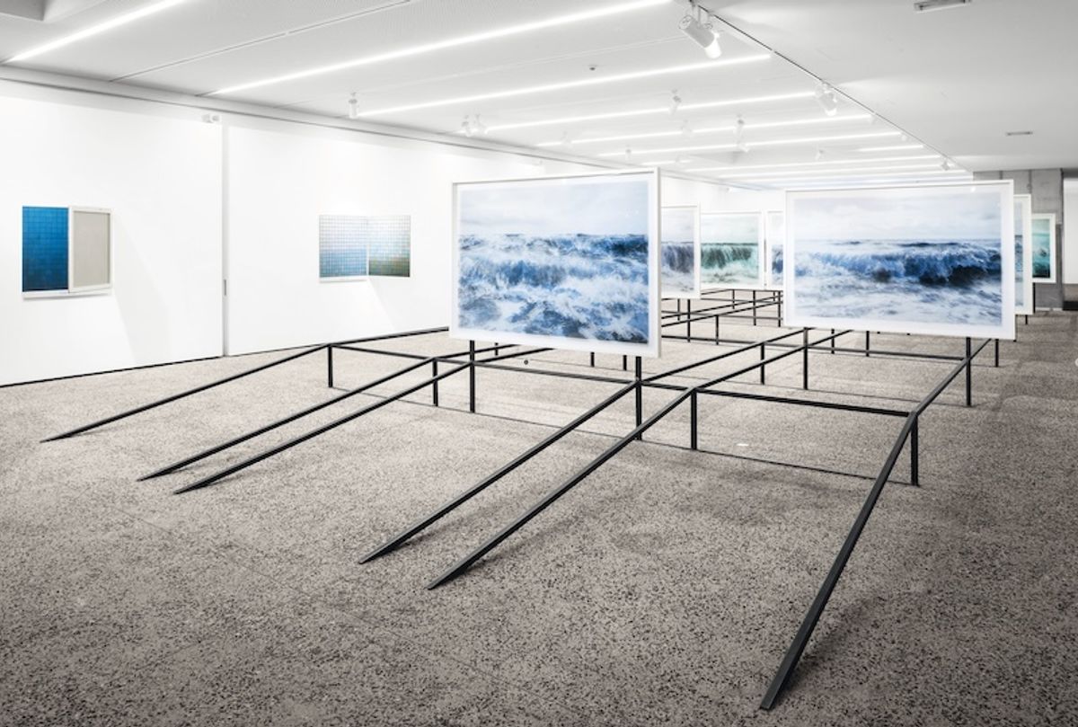 Stijn Cole, blue print - oostende, 2022, Impression à jet d’encre sur plexiglas et jet d’encre sur Stadur, 102 x 152 cm.
Courtesy de l’artiste et de la galerie Irène Laub