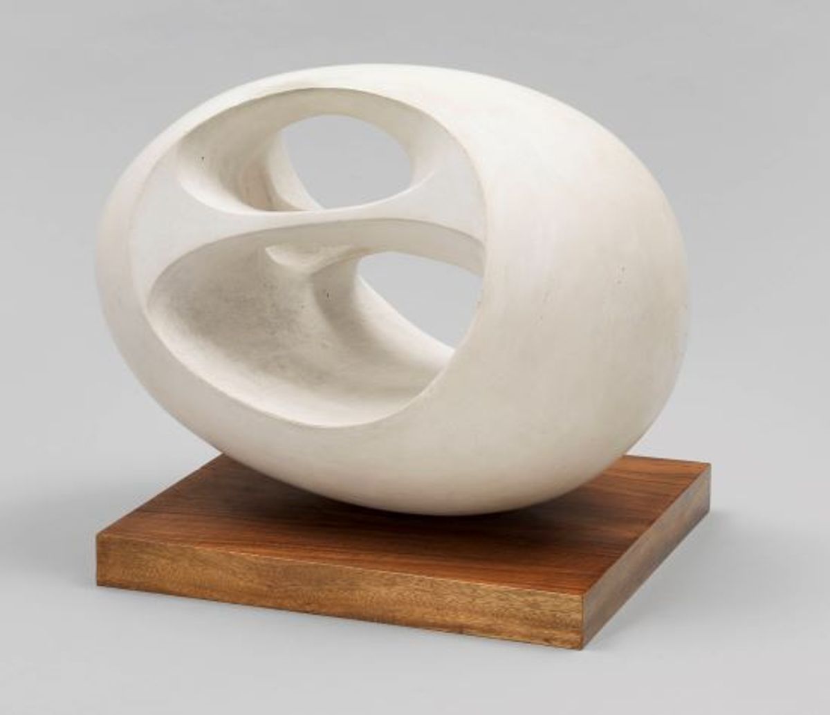 Barbara Hepworth, Oval Sculpture (No.2), 1943, plâtre sur base de bois. © Tate