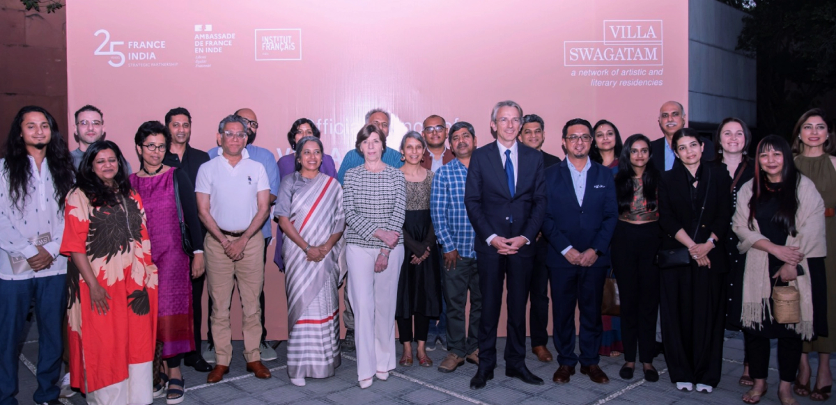 La ministre de l’Europe et des Affaires étrangères, Catherine Colonna, avec les représentants des résidences indiennes membres de la Villa Swagatam. © Ambassade de France en Inde