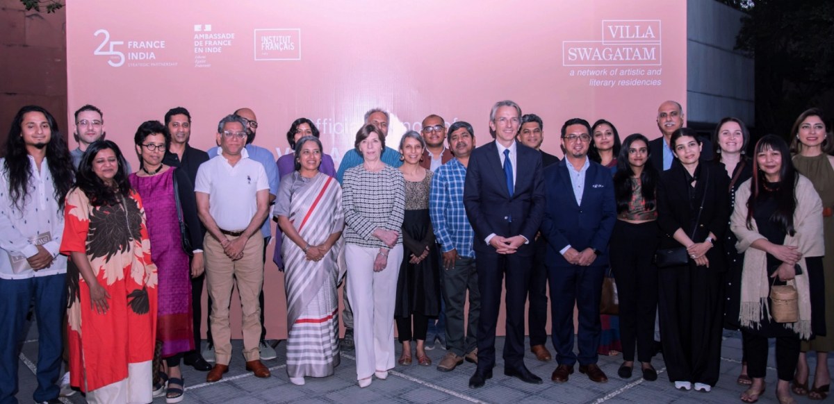 La ministre de l’Europe et des Affaires étrangères, Catherine Colonna, avec les représentants des résidences indiennes membres de la Villa Swagatam. © Ambassade de France en Inde