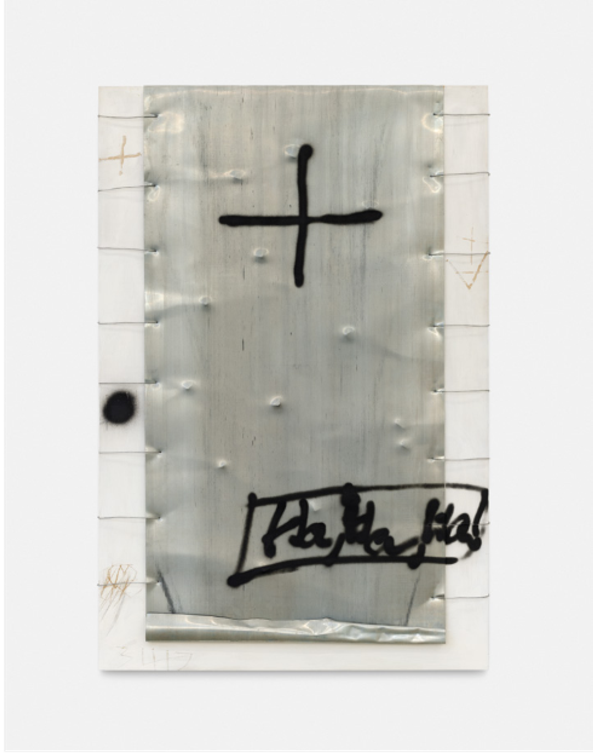 Antoni Tàpies, Ha, ha, ha, 1993, peinture et assemblage sur bois.
© The Estate of Antoni Tàpies. Courtesy Almine Rech