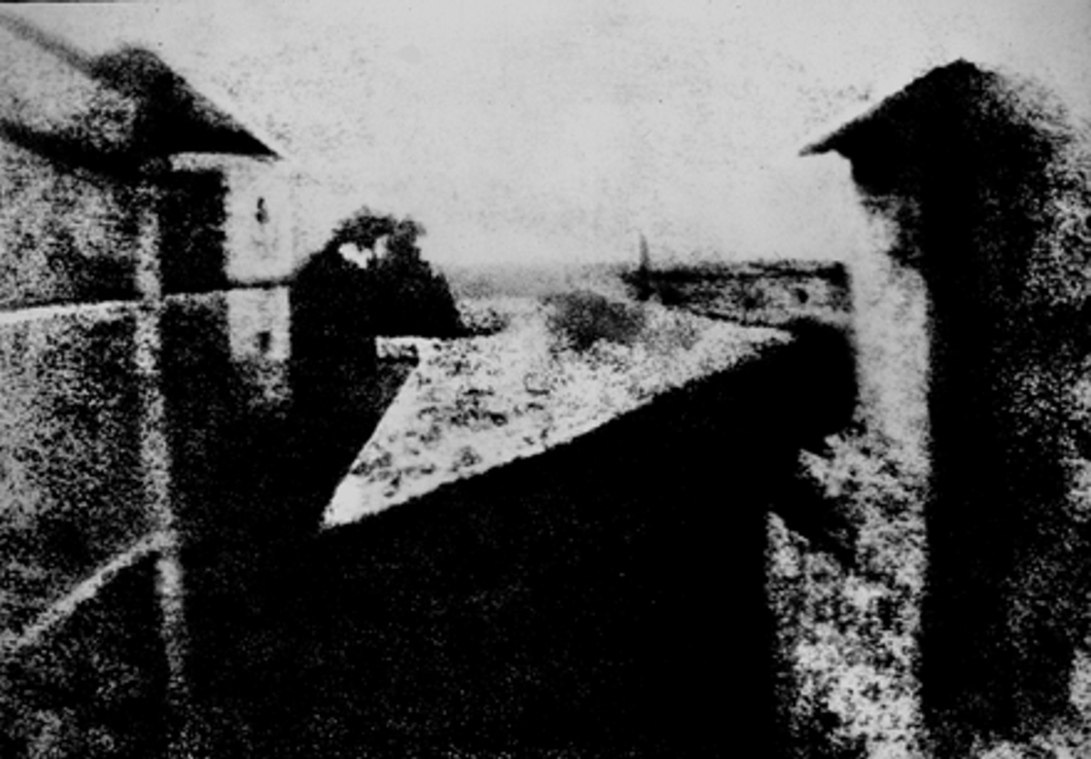 Point de vue du Gras, la plus ancienne photographie conservée, réalisée par Nicéphore Niépce en 1827. D.R.