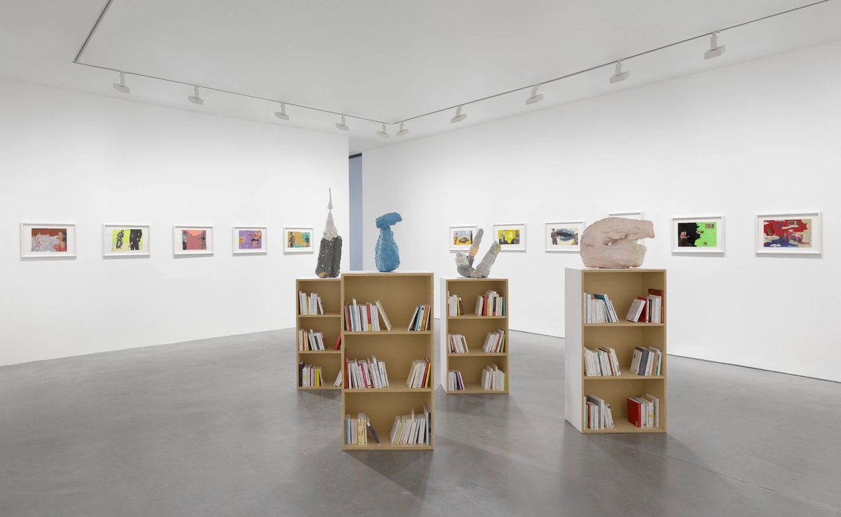 Vue de l’exposition « Franz West » chez David Zwirner à Paris, en 2023. © Archiv Franz West, © Estate Franz West. Courtesy Archiv Franz West, Estate Franz West, et David Zwirner