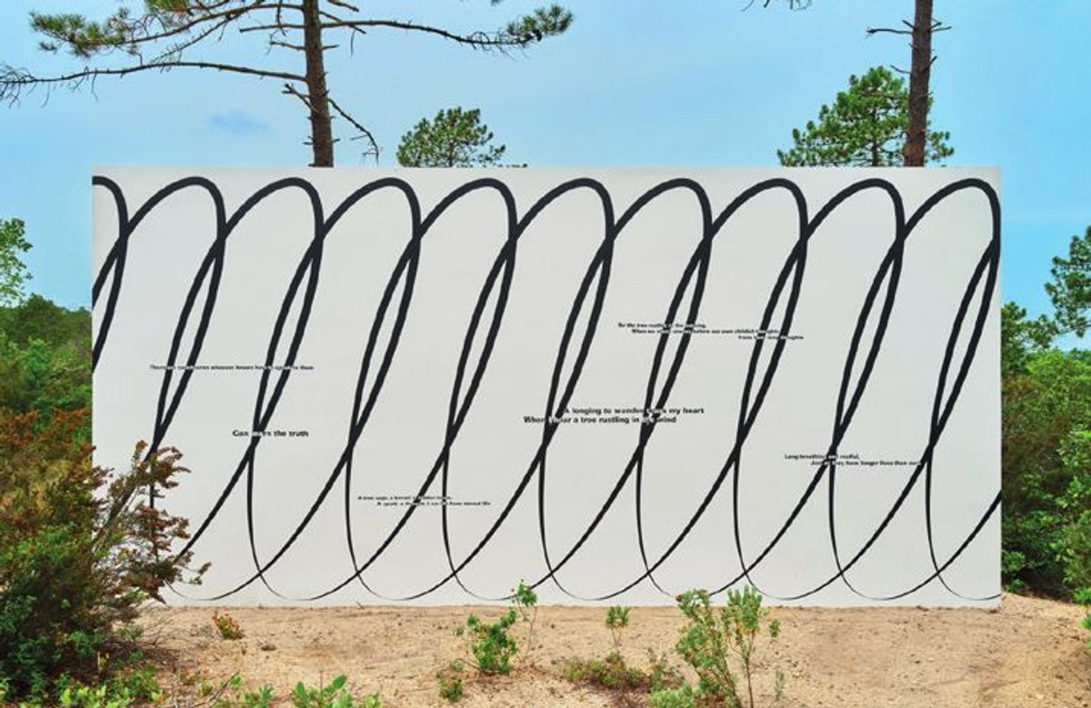 Claudia Comte, Whoever Has Learned How to Listen to Trees, mur autoportant, peinture murale acrylique (double face), Domaine du Muy, 2025.
© Claudia Comte. Courtesy du Domaine du Muy. Photo JC Lett