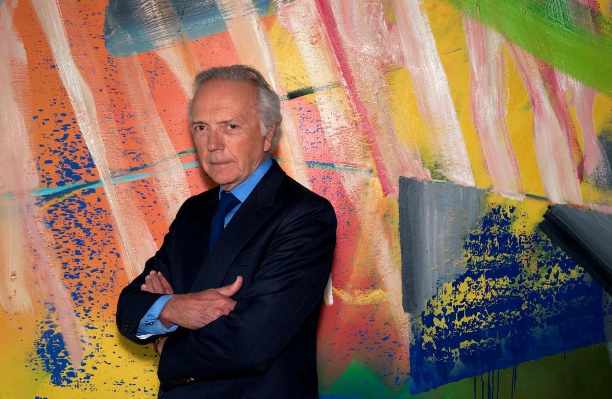 Portrait d’Edouard Carmignac devant un détail de l’œuvre de Gerhard Richter, Grüner Strich (Green Stroke), 1982 Collection Carmignac © Gerhard Richter 2025. Photographie : © Patricio Estay