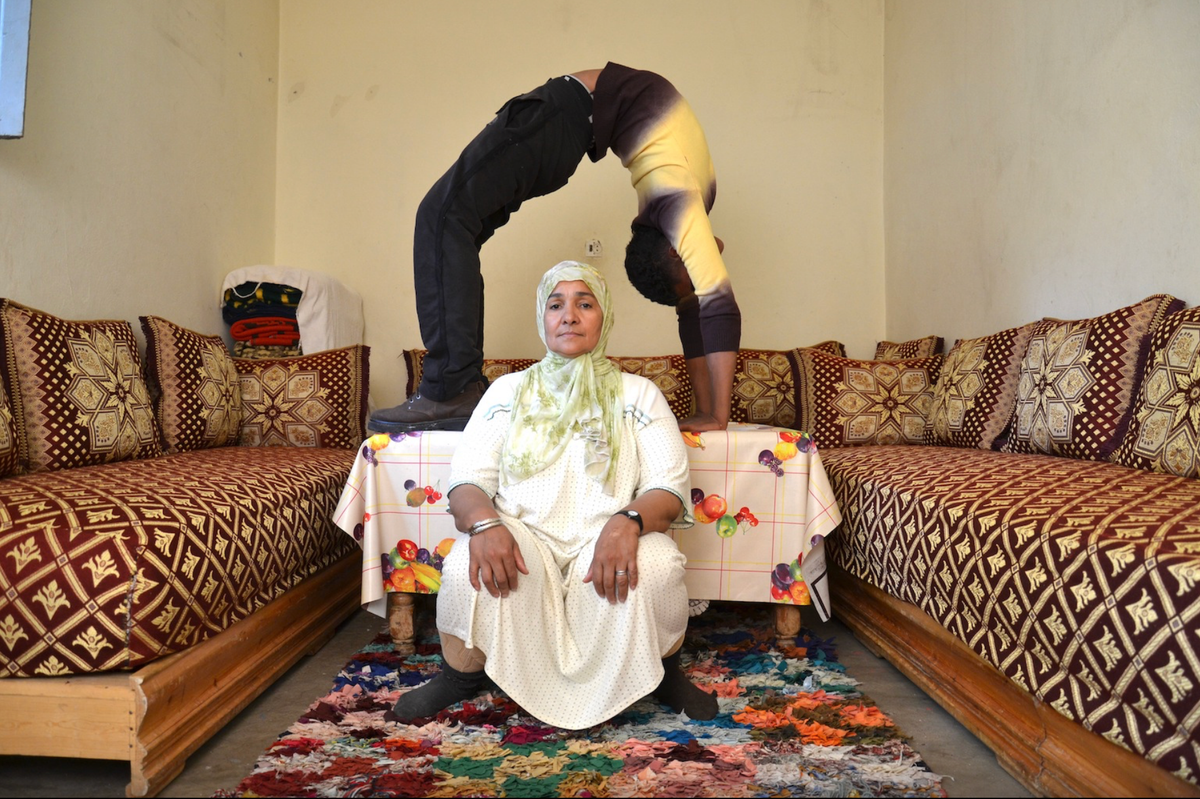 Hicham Benohoud (Maroc), Sans titre (de la série Acrobatie), 2017, c-print numérique monté sur aludibond, 60 x 90 cm. Œuvre exposée sur Menart Fair à Paris. Courtesy Galerie Katharina Maria Raab, Berlin.