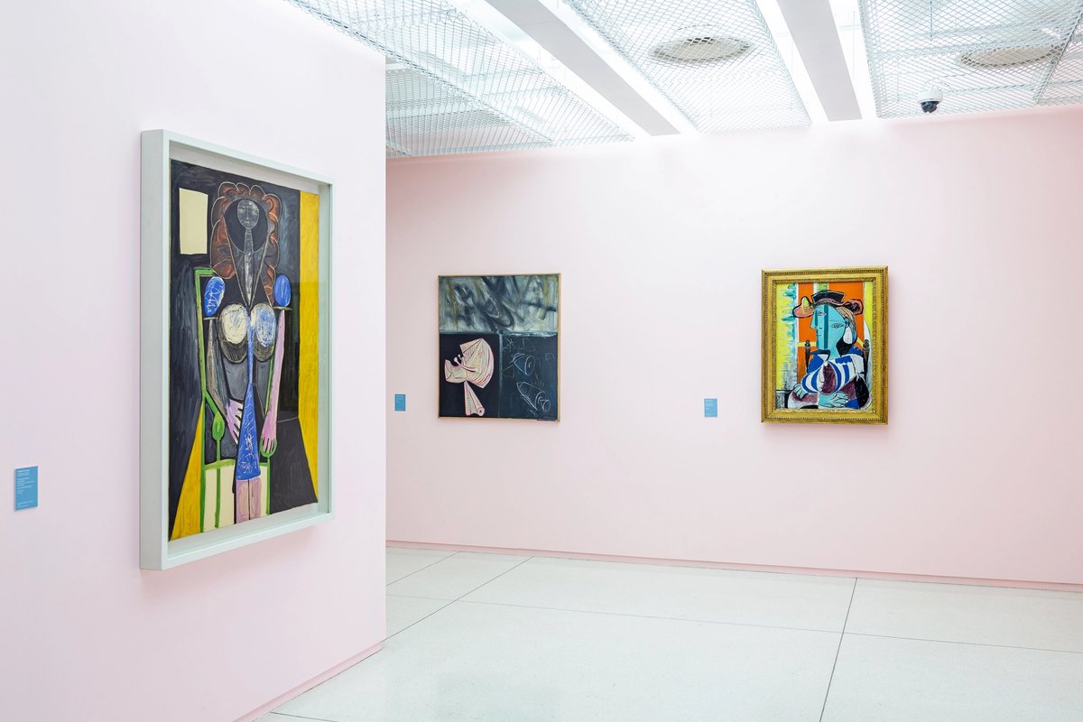 De gauche à droite : Pablo Picasso, Femme assise, bras pliés (1937) ; Pablo Picasso, Femme dans un fauteuil (1946) ; et Marin Gherasim, Agitation dans le Cosmos (1967). Courtesy MARe