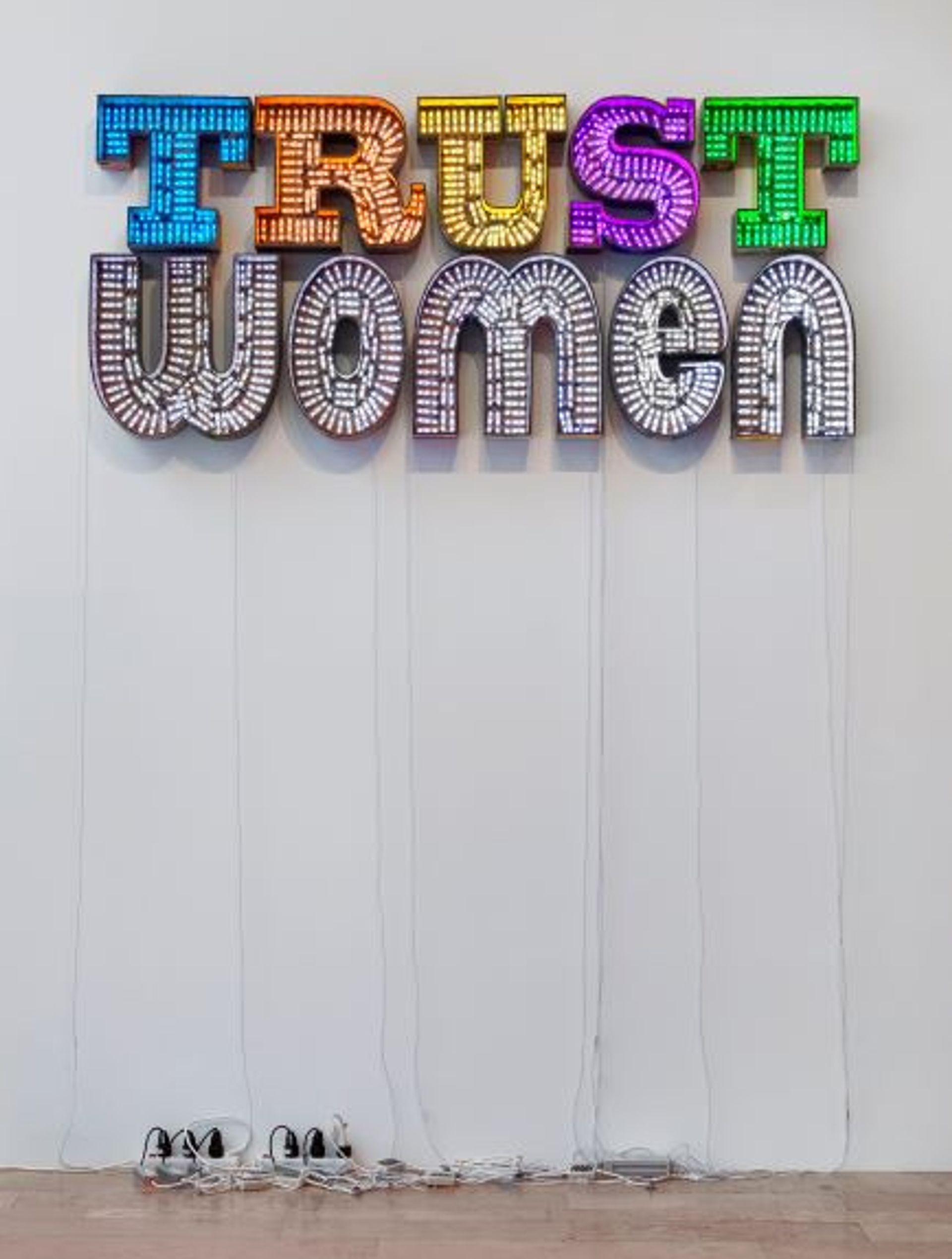 Andrea Bowers, Trust Women, 2018, carton, Led, gel acrylique. Courtesy de l’artiste et Capitain Petzel, Berlin