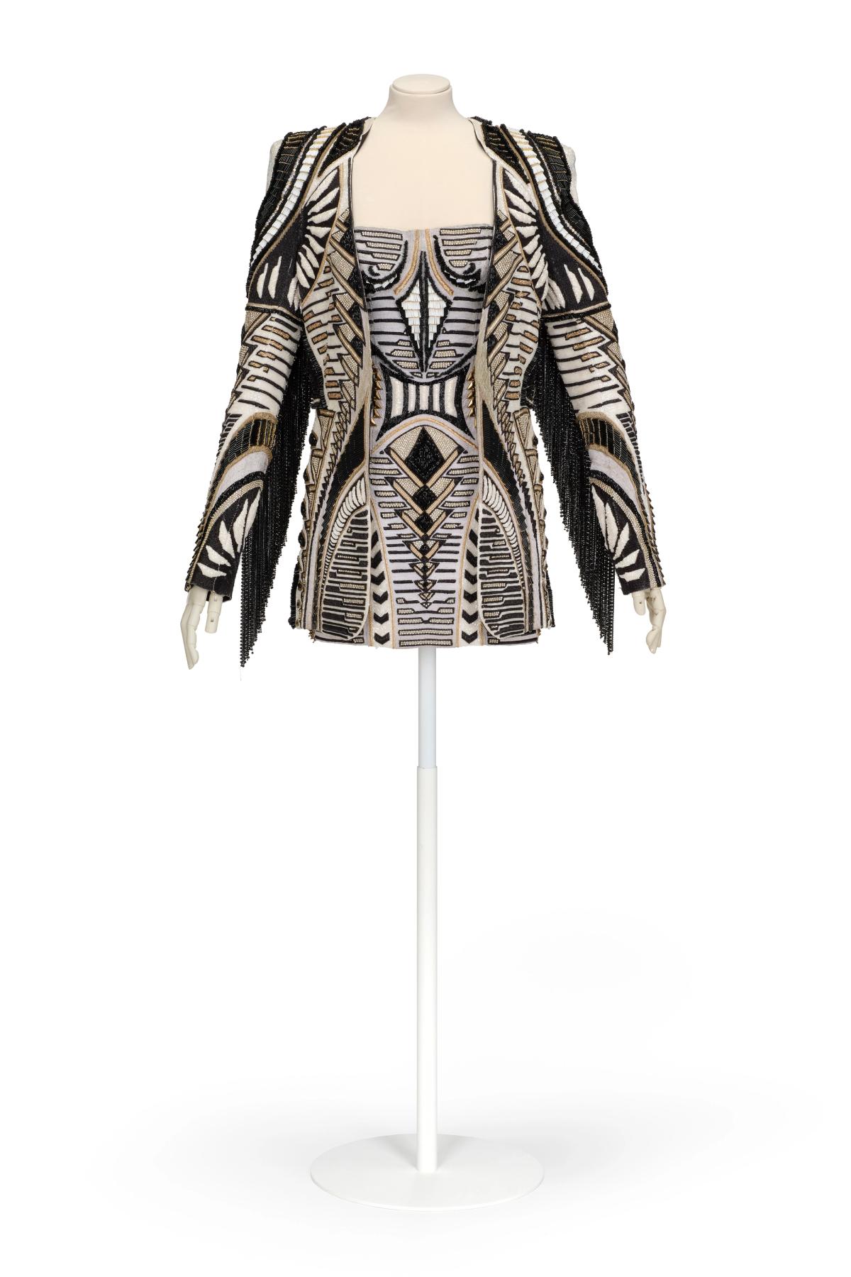 Balmain par Olivier Rousteing, ensemble veste et robe-bustier courte, prêt-à-porter, printemps-été 2012, twill brodé de filé or, de tubes, de perles et de strass. © Les Arts Décoratifs/Christophe Dellière