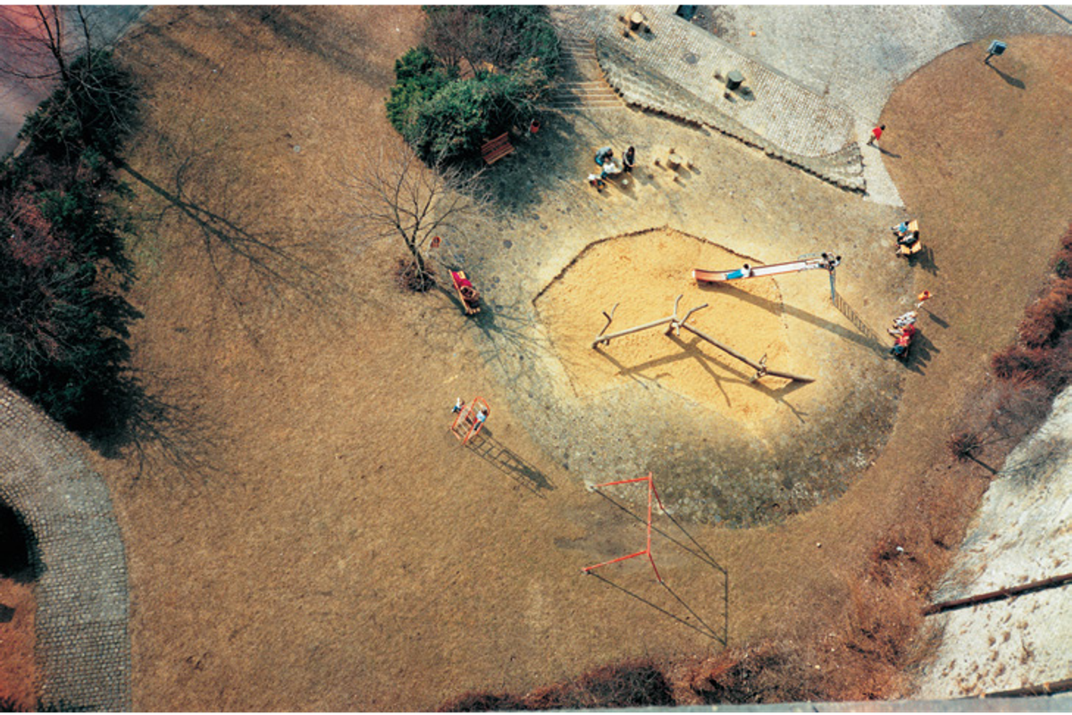 Wolfgang Tillmans, Playground Luxembourg, 1986, C-Print. © Wolfgang Tillmans. Courtesy de la Galerie Buchholz, de Maureen Paley, Londres, de David Zwirner, New York, et de la Fondation Louis- Vuitton, Paris