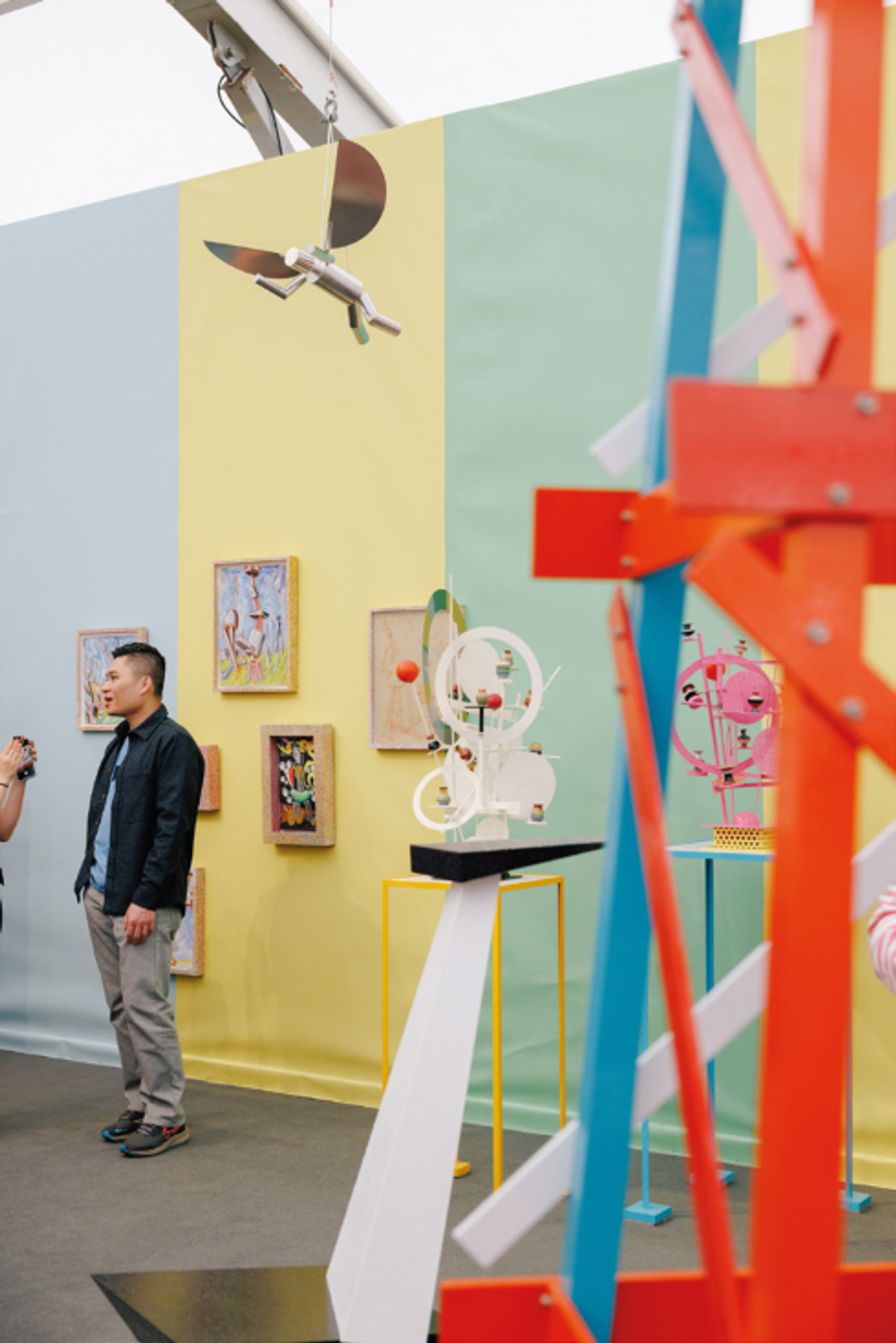 Stand de la galerie Jeffrey Deitch à Frieze Los Angeles en 2023. Courtesy de Frieze. Photo James Jackman CKA