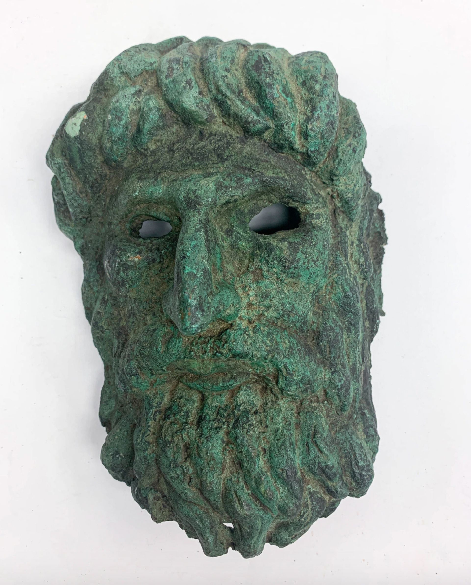 Masque en bronze représentant le satyre Silène, précepteur de Dyonisos (env. IIe siècle ap. J.-C.). Courtesy du bureau du procureur de Manhattan