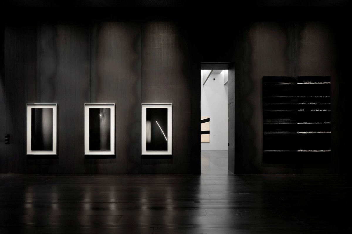 Vue de l’exposition « Hiroshi Sugimoto. Reprendre la mélodie » au musée Soulages Rodez. Credit Studio Sugimoto