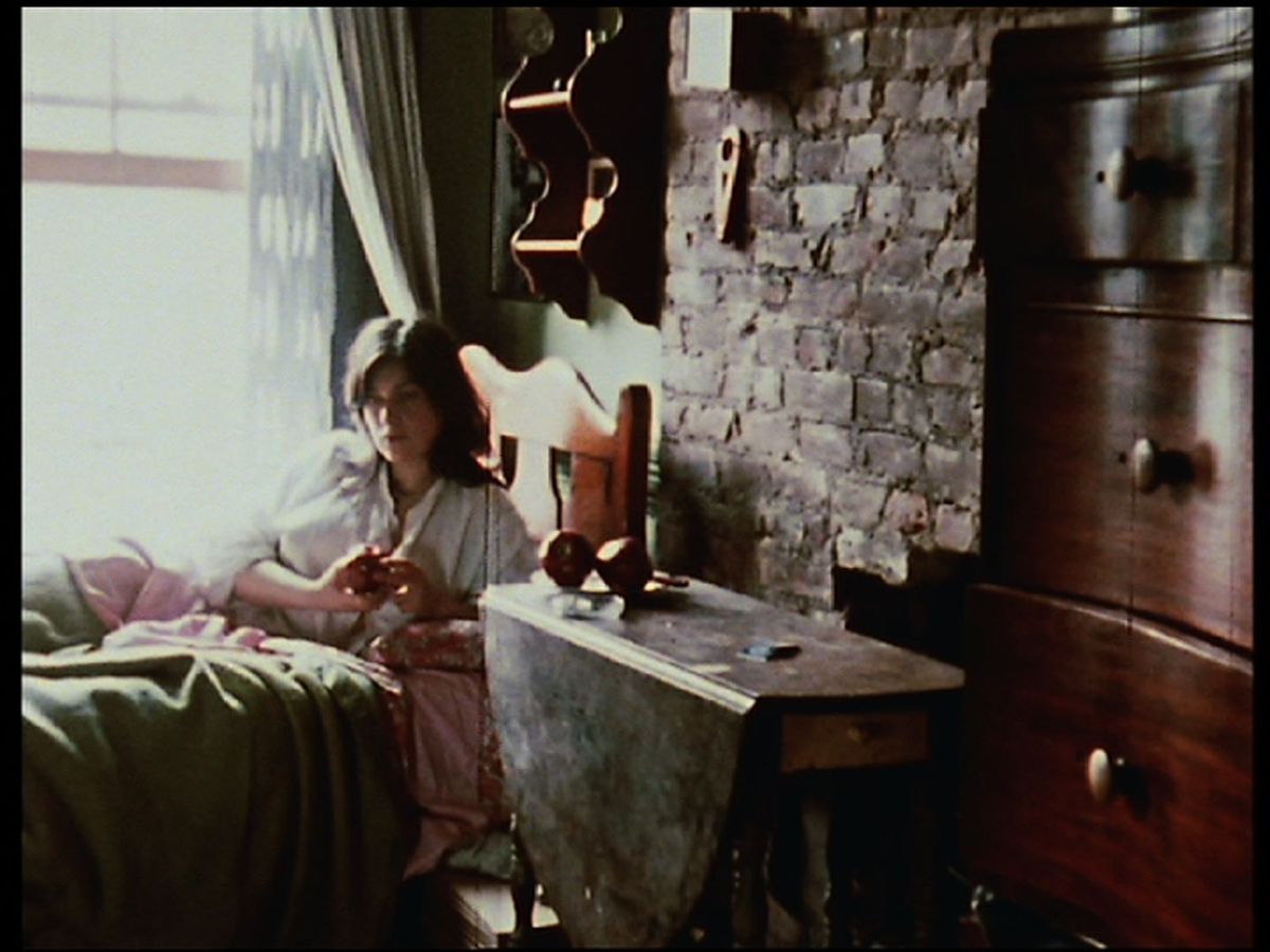 Chantal Akerman, La Chambre, 2007. Image fixe extraite de l’installation vidéo à projection unique, film 16 mm transféré en numérique, couleur, muet, 10 minutes, 26 secondes, en boucle. Tiré du film "La Chambre", 1972.

Courtesy Fondation Chantal Akerman et Marian Goodman Gallery