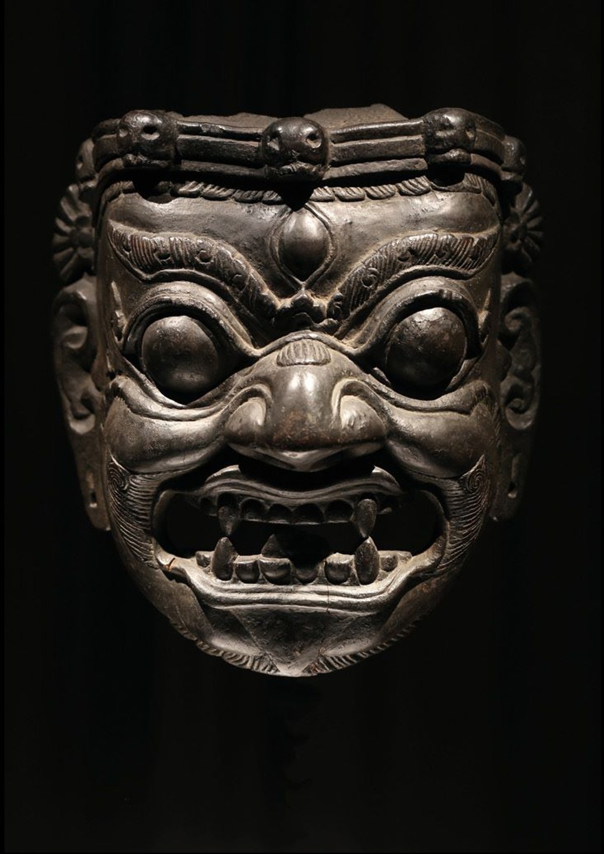 Masque lamaïste Krodha (divinité courroucée), nord du Népal, bois. © Indian Heritage