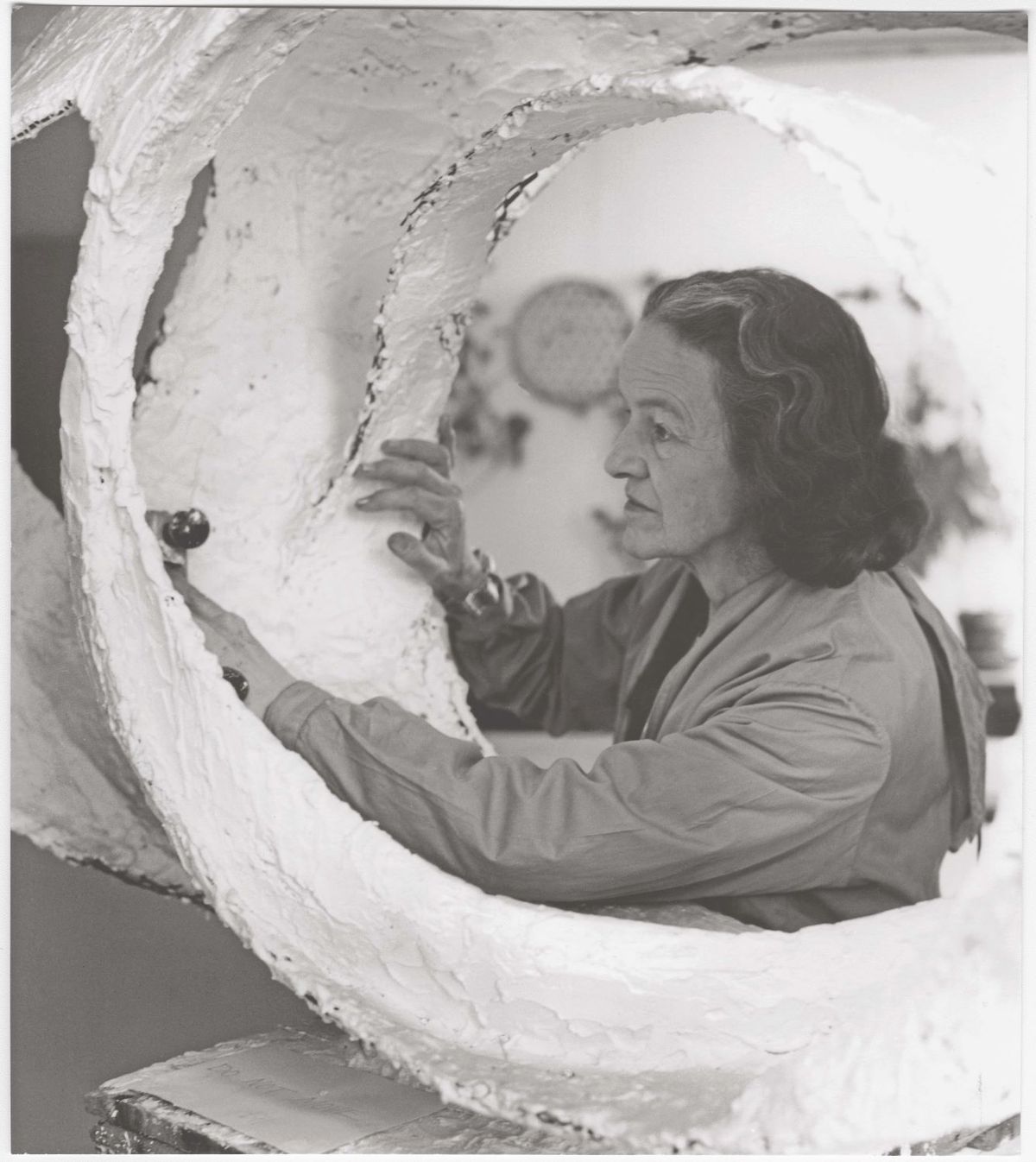 Barbara Hepworth travaillant sur le prototype de Oval Form (Trezion) au Palais de Danse, St Ives, 1963. Barbara Hepworth © Bowness. Photo : Val Wilmer