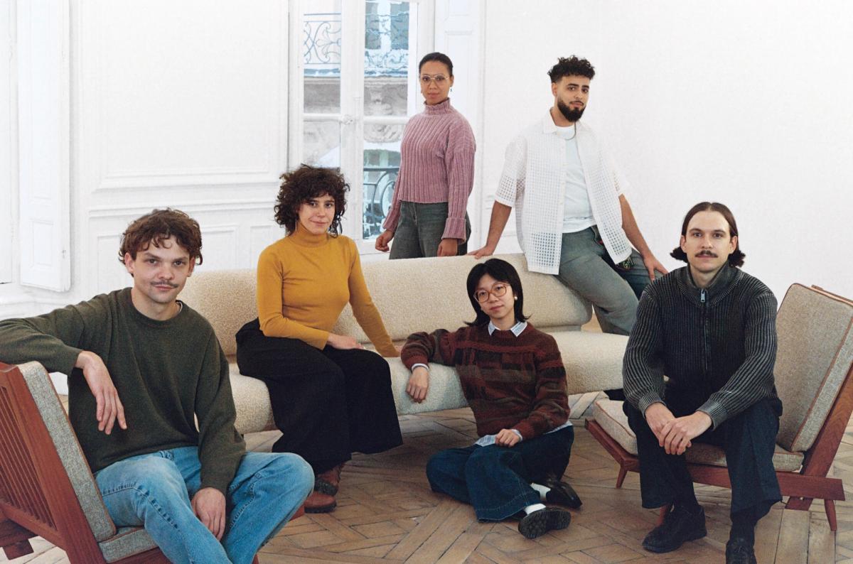 Les lauréats de l’édition 2025 de Mennour Emergences.
De gauche à droite : Matias Agafonovas, Zoé Bernardi, Clémence Gbonon, Amine Habki, Ruoxi Jin et Nicolas Lebeau.
© Archives Mennour. Courtesy des artistes et de Mennour, Paris