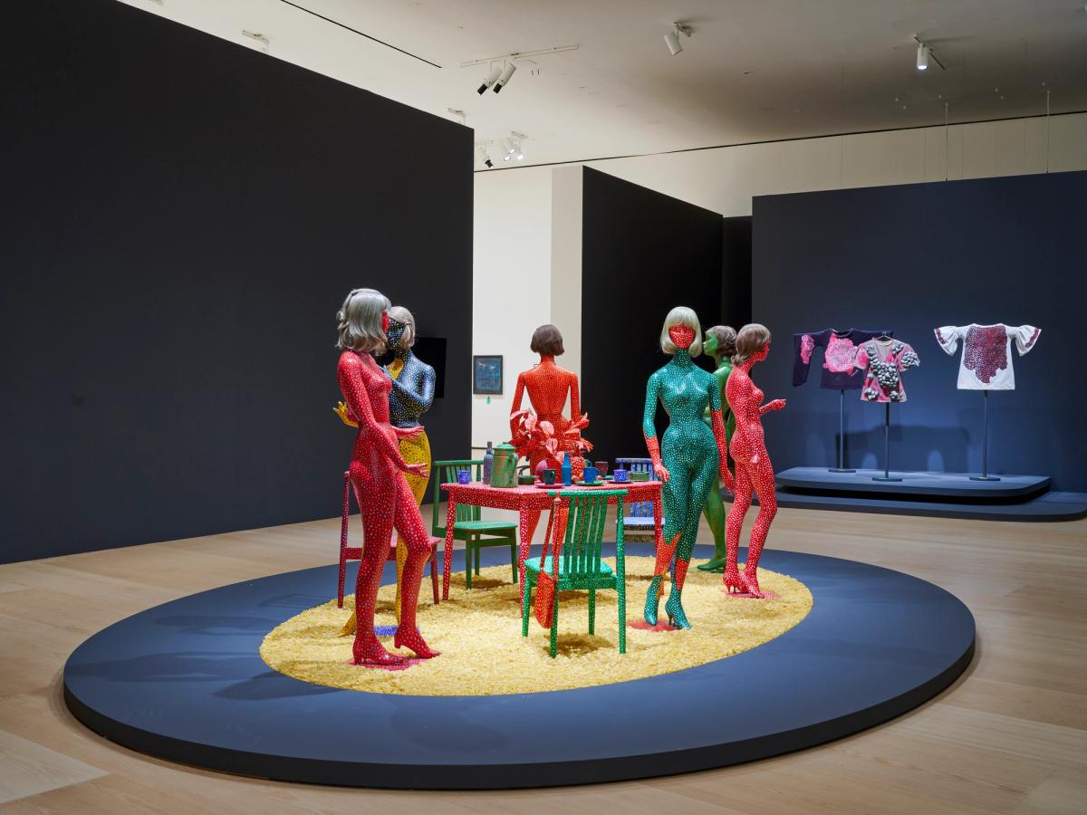 Vue de l’exposition « Yayoi Kusama: 1945 to Now », présentée du 27 juin au 8 octobre 2023 au musée Guggenheim de Bilbao. Photo : courtesy musée Guggenheim de Bilbao