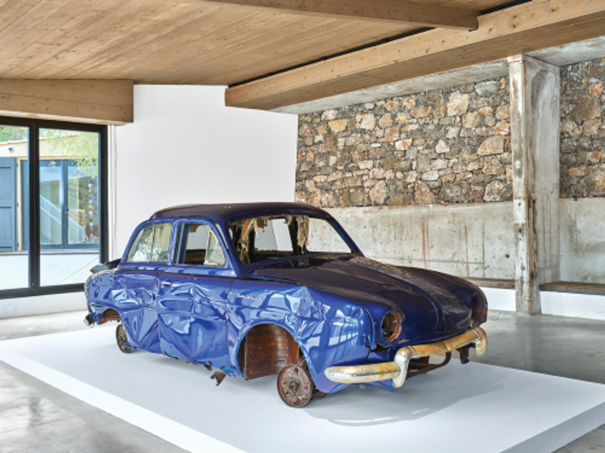 Bertrand Lavier, La Dauphine, 2024, peinture polyuréthane sur épave automobile. Courtesy de l’artiste et de la Commanderie de Peyrassol. Photo Jean-Christophe Lett